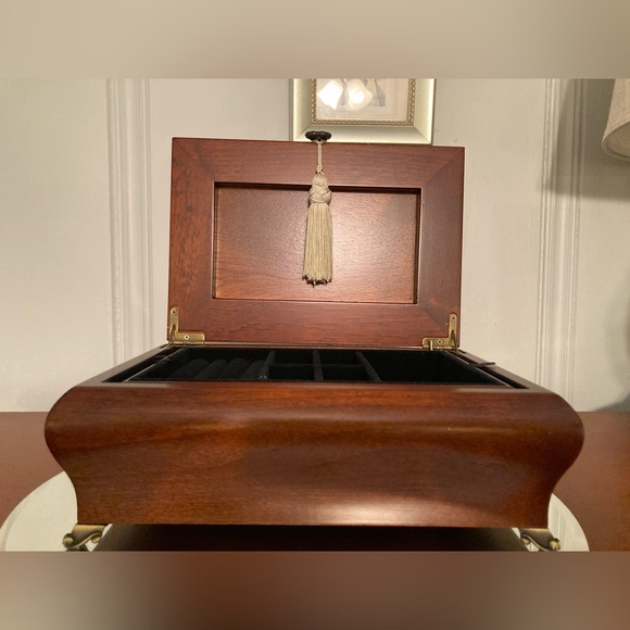 Vintage Bombay Co solid wood velvet lined jewelry box,removable tray,plays music - Picture 7 of 13